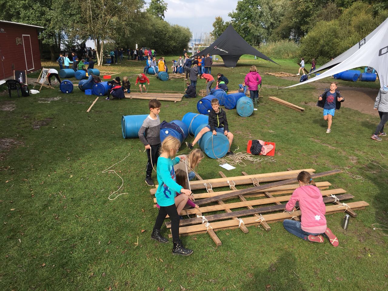 Floßbau als Outdoor-Projekt für Schulen in Bad Zwischenahn, Aurich, Leer oder auf Anfrage dem Ort Ihrer Wahl by WSM Events
