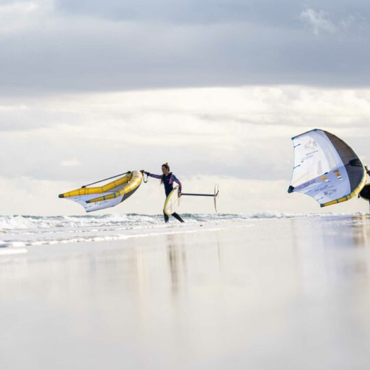 2 Surferinnen gehen surfen